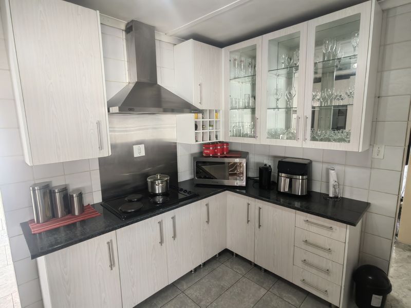 Well Looked After Corner Stand Property in Laversburg With Building plans for 2 flatlets ,Pool - Photo 9