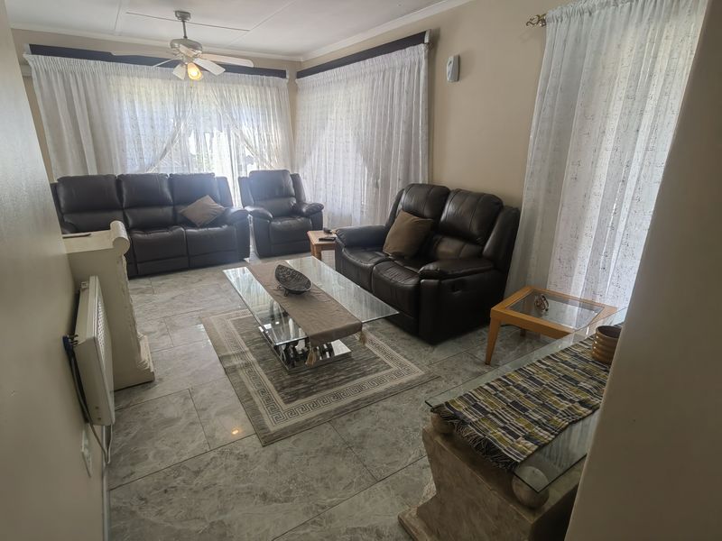 Well Looked After Corner Stand Property in Laversburg With Building plans for 2 flatlets ,Pool - Photo 10