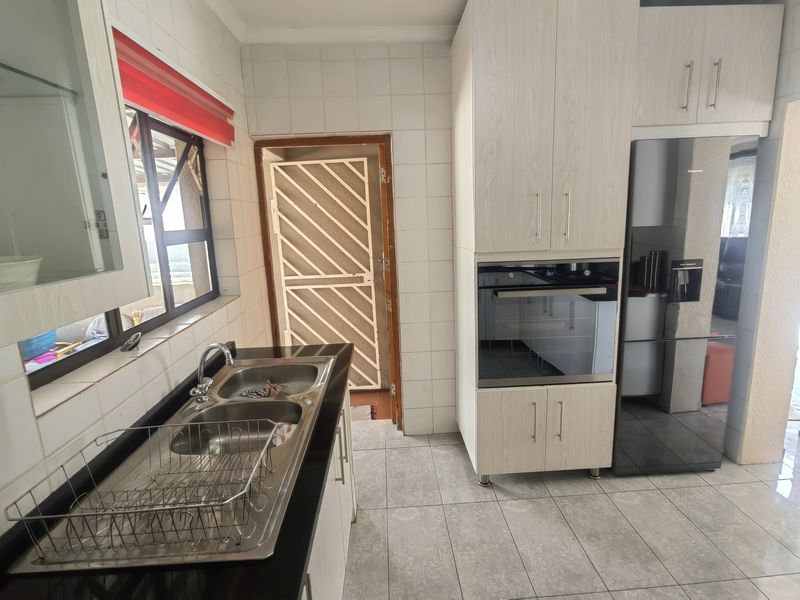 Well Looked After Corner Stand Property in Laversburg With Building plans for 2 flatlets ,Pool - Photo 8