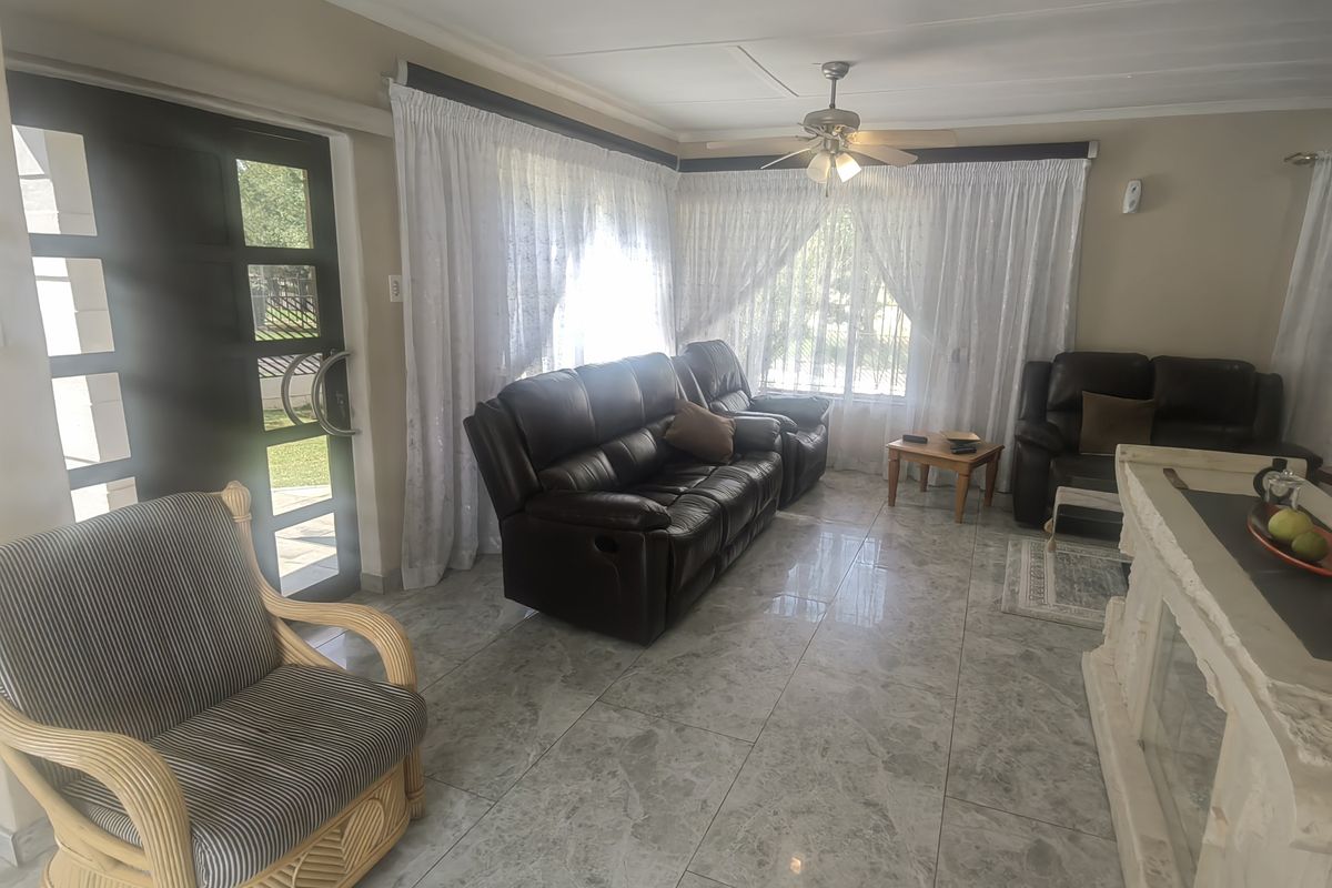 Well Looked After Corner Stand Property in Laversburg With Building plans for 2 flatlets ,Pool - Photo 3