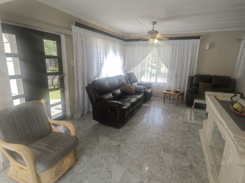 Well Looked After Corner Stand Property in Laversburg With Building plans for 2 flatlets ,Pool - Photo 3