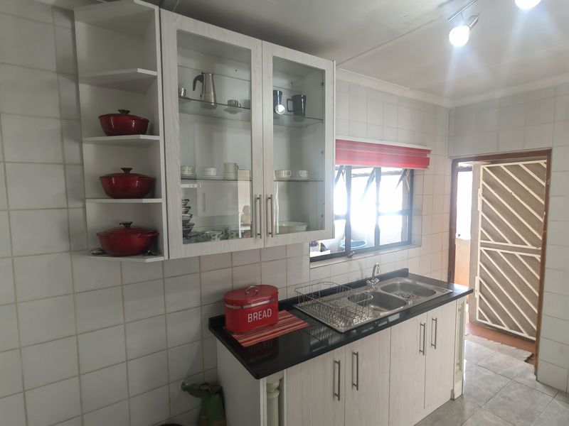 Well Looked After Corner Stand Property in Laversburg With Building plans for 2 flatlets ,Pool - Photo 7