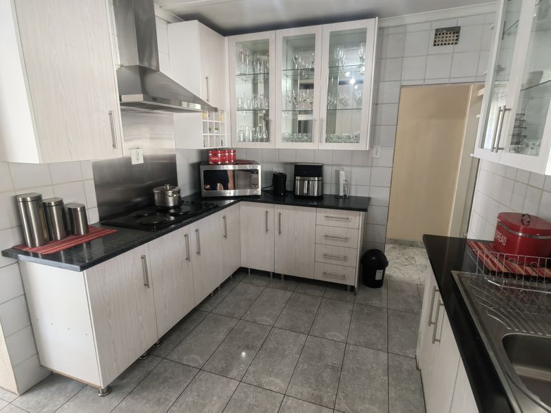 Well Looked After Corner Stand Property in Laversburg With Building plans for 2 flatlets ,Pool - Photo 6