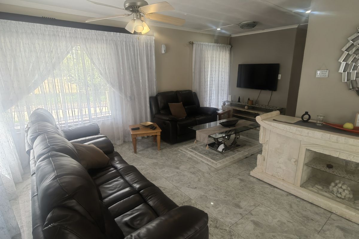 Well Looked After Corner Stand Property in Laversburg With Building plans for 2 flatlets ,Pool - Photo 2