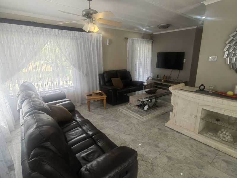 Well Looked After Corner Stand Property in Laversburg With Building plans for 2 flatlets ,Pool - Photo 2