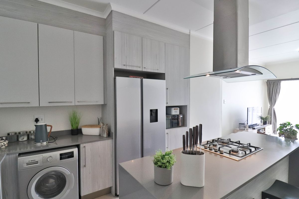 Stunning apartment for sale in Erand Gardens, Midrand—modern living in a prime location! - Photo 2