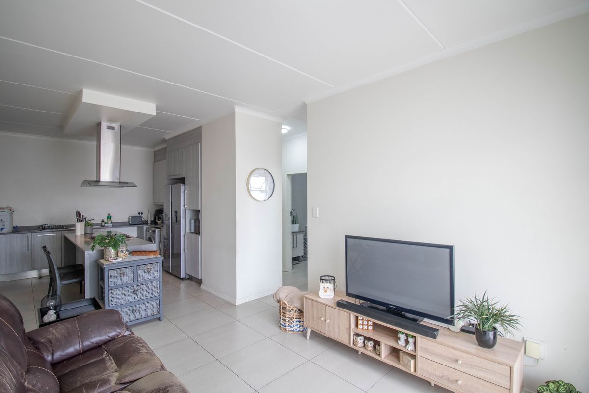 Stunning apartment for sale in Erand Gardens, Midrand—modern living in a prime location! - Photo 3