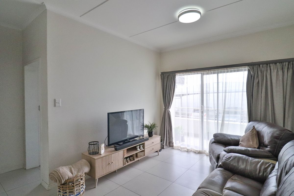 Stunning apartment for sale in Erand Gardens, Midrand—modern living in a prime location! - Photo 5