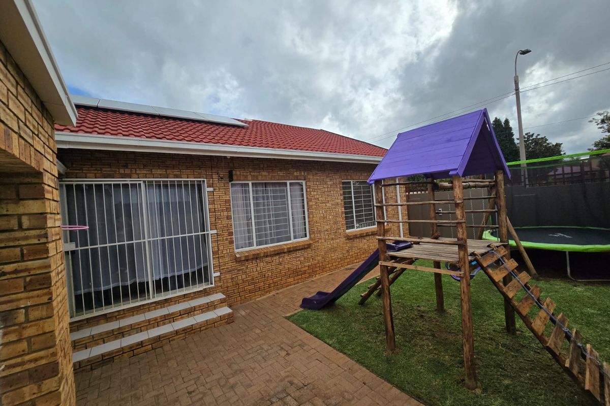 SPARKLING GEM - STUNNING THREE BEDROOM FAMILY TOWN HOUSE FOR SALE IN HELIKONPARK - Full Title - Photo 3