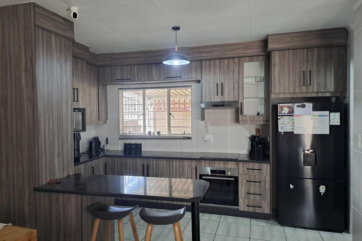 SPARKLING GEM - STUNNING THREE BEDROOM FAMILY TOWN HOUSE FOR SALE IN HELIKONPARK - Full Title - Photo 4