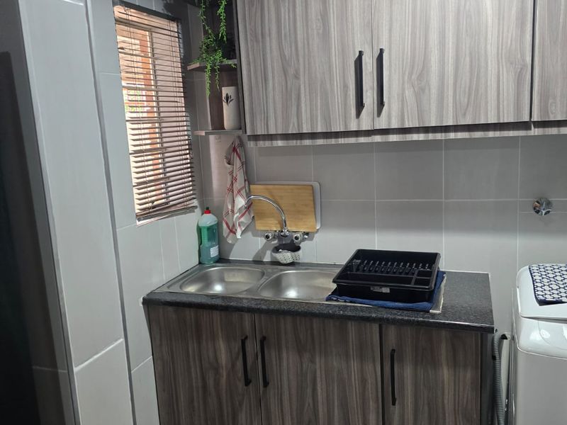 SPARKLING GEM - STUNNING THREE BEDROOM FAMILY TOWN HOUSE FOR SALE IN HELIKONPARK - Full Title - Photo 8