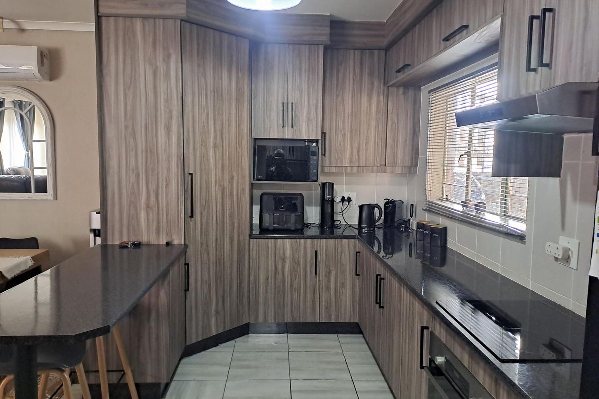 SPARKLING GEM - STUNNING THREE BEDROOM FAMILY TOWN HOUSE FOR SALE IN HELIKONPARK - Full Title - Photo 2