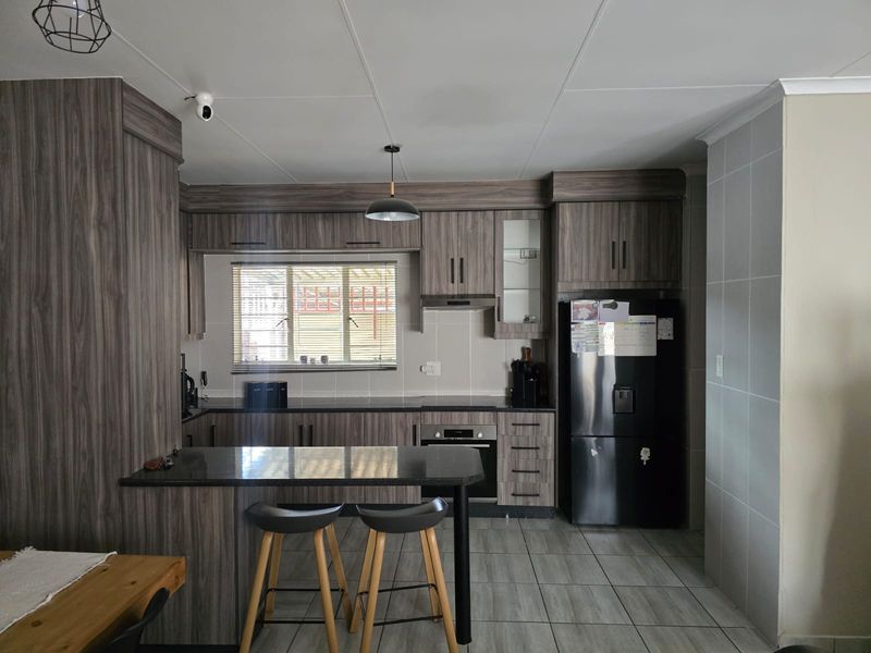 SPARKLING GEM - STUNNING THREE BEDROOM FAMILY TOWN HOUSE FOR SALE IN HELIKONPARK - Full Title - Photo 10