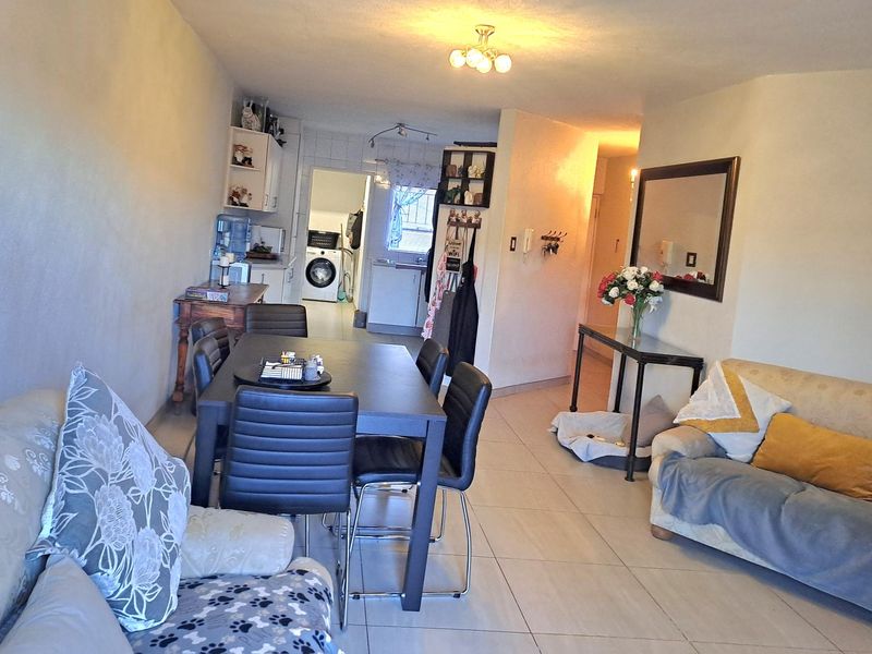 SPACIOUS THREE BEDROOM APARTMENT FOR SALE IN RANGEVIEW WITH PRIVATE GARDEN AND COMMUNAL POOL - Photo 9