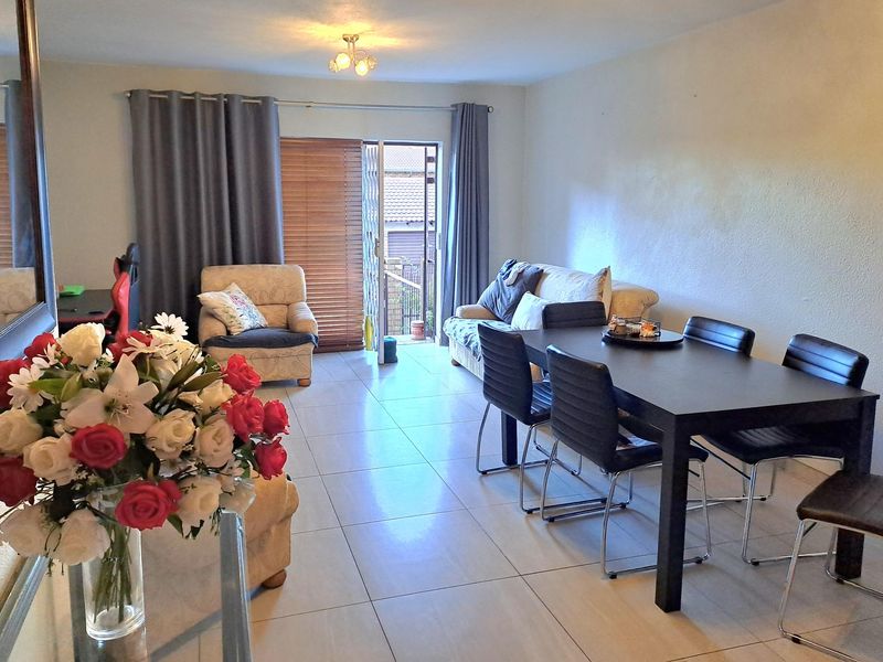SPACIOUS THREE BEDROOM APARTMENT FOR SALE IN RANGEVIEW WITH PRIVATE GARDEN AND COMMUNAL POOL - Photo 7