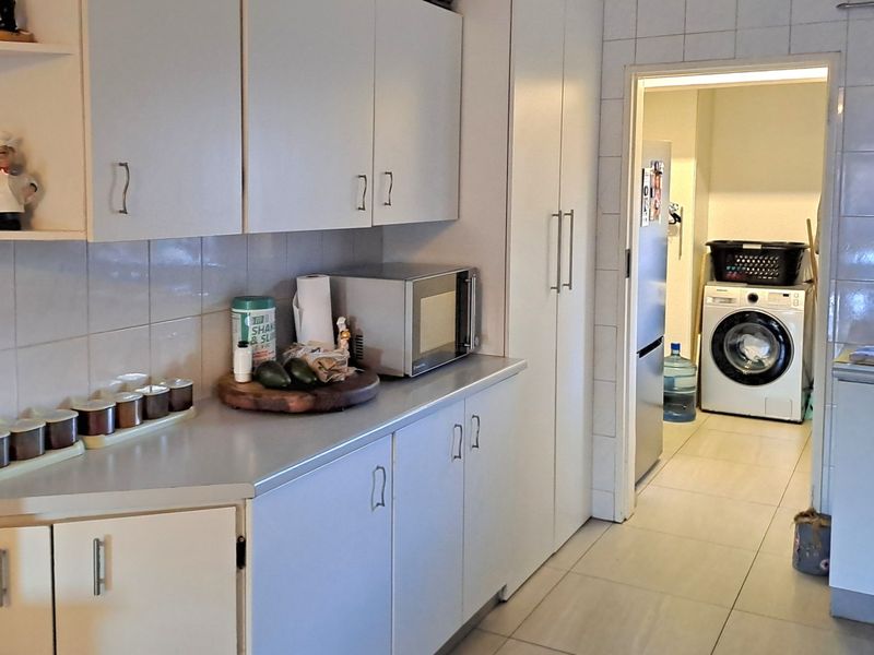 SPACIOUS THREE BEDROOM APARTMENT FOR SALE IN RANGEVIEW WITH PRIVATE GARDEN AND COMMUNAL POOL - Photo 4