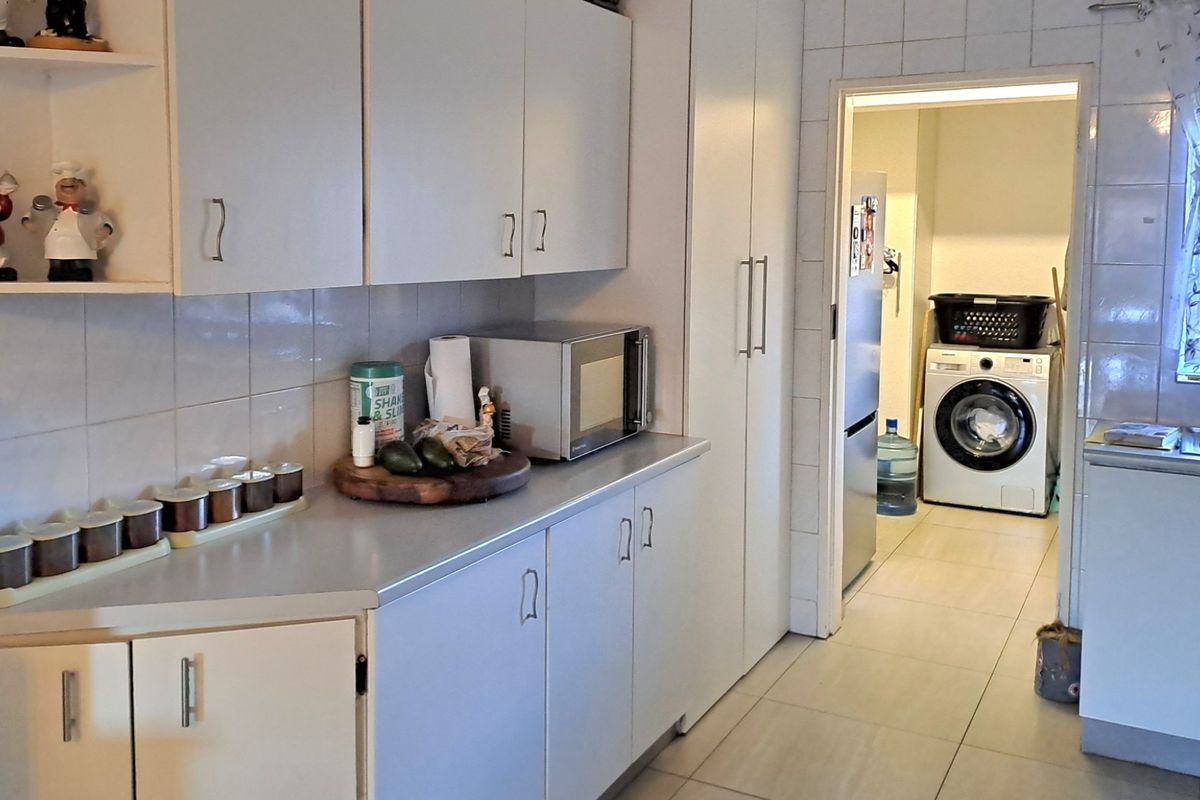 SPACIOUS THREE BEDROOM APARTMENT FOR SALE IN RANGEVIEW WITH PRIVATE GARDEN AND COMMUNAL POOL - Photo 4