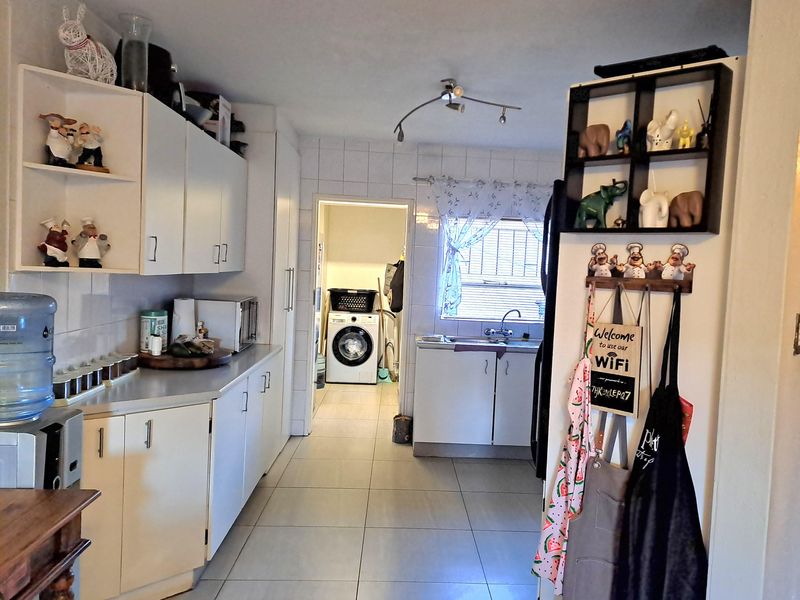 SPACIOUS THREE BEDROOM APARTMENT FOR SALE IN RANGEVIEW WITH PRIVATE GARDEN AND COMMUNAL POOL - Photo 6