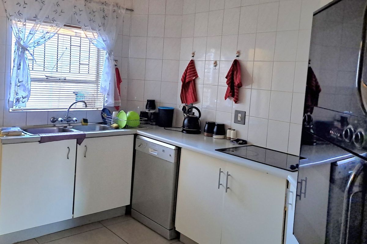 SPACIOUS THREE BEDROOM APARTMENT FOR SALE IN RANGEVIEW WITH PRIVATE GARDEN AND COMMUNAL POOL - Photo 5