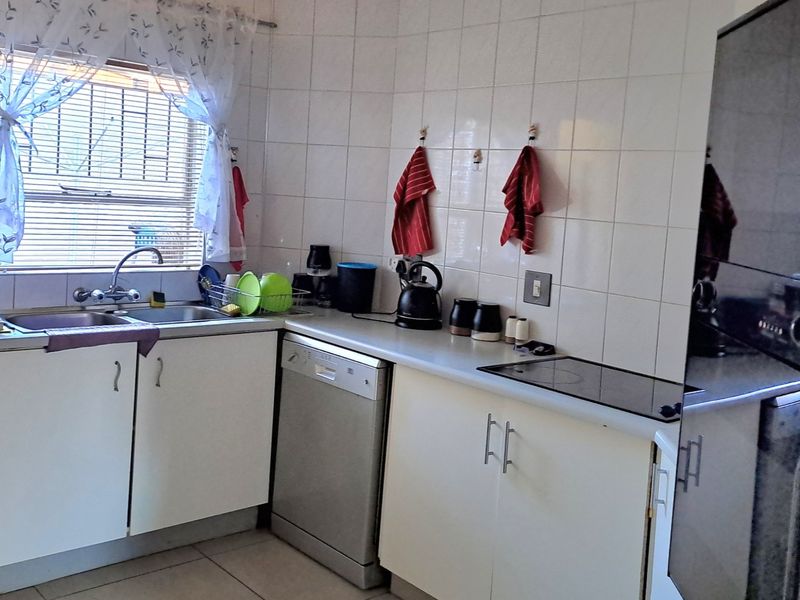 SPACIOUS THREE BEDROOM APARTMENT FOR SALE IN RANGEVIEW WITH PRIVATE GARDEN AND COMMUNAL POOL - Photo 5