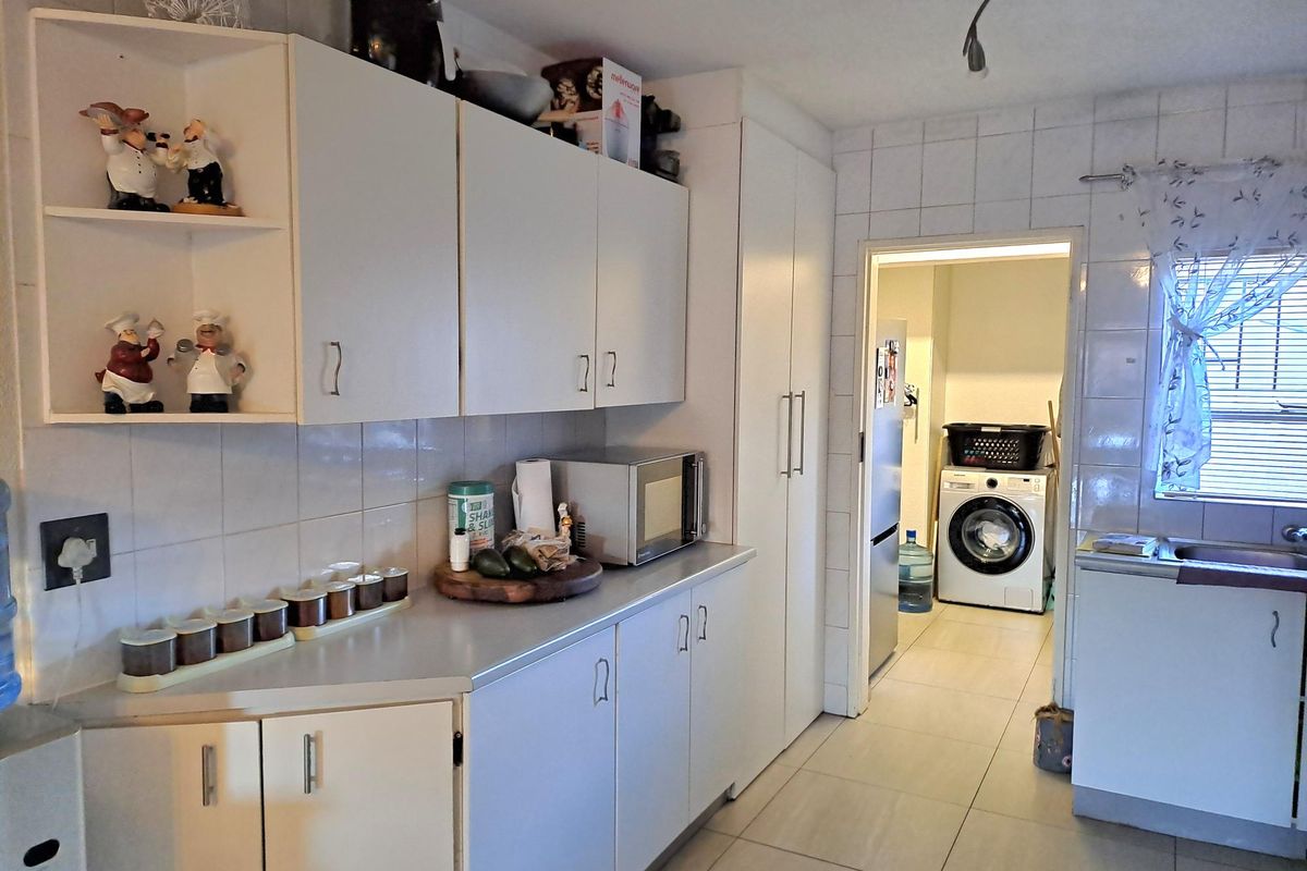 SPACIOUS THREE BEDROOM APARTMENT FOR SALE IN RANGEVIEW WITH PRIVATE GARDEN AND COMMUNAL POOL - Photo 2