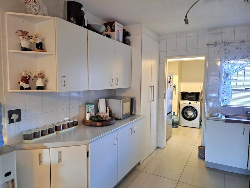 SPACIOUS THREE BEDROOM APARTMENT FOR SALE IN RANGEVIEW WITH PRIVATE GARDEN AND COMMUNAL POOL - Photo 2