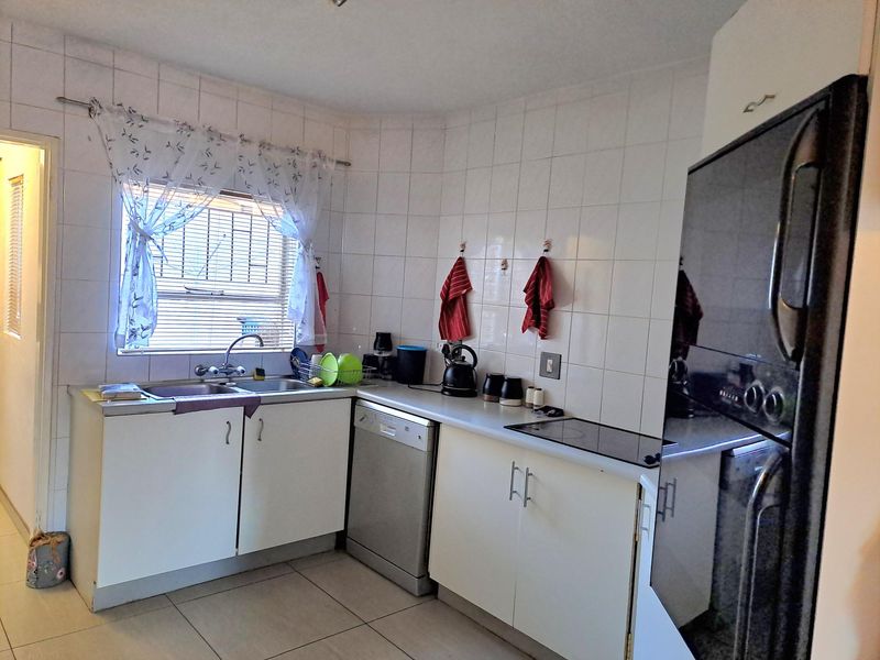SPACIOUS THREE BEDROOM APARTMENT FOR SALE IN RANGEVIEW WITH PRIVATE GARDEN AND COMMUNAL POOL - Photo 3