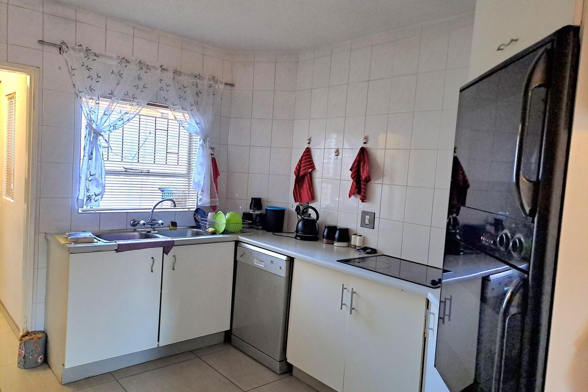SPACIOUS THREE BEDROOM APARTMENT FOR SALE IN RANGEVIEW WITH PRIVATE GARDEN AND COMMUNAL POOL - Photo 3