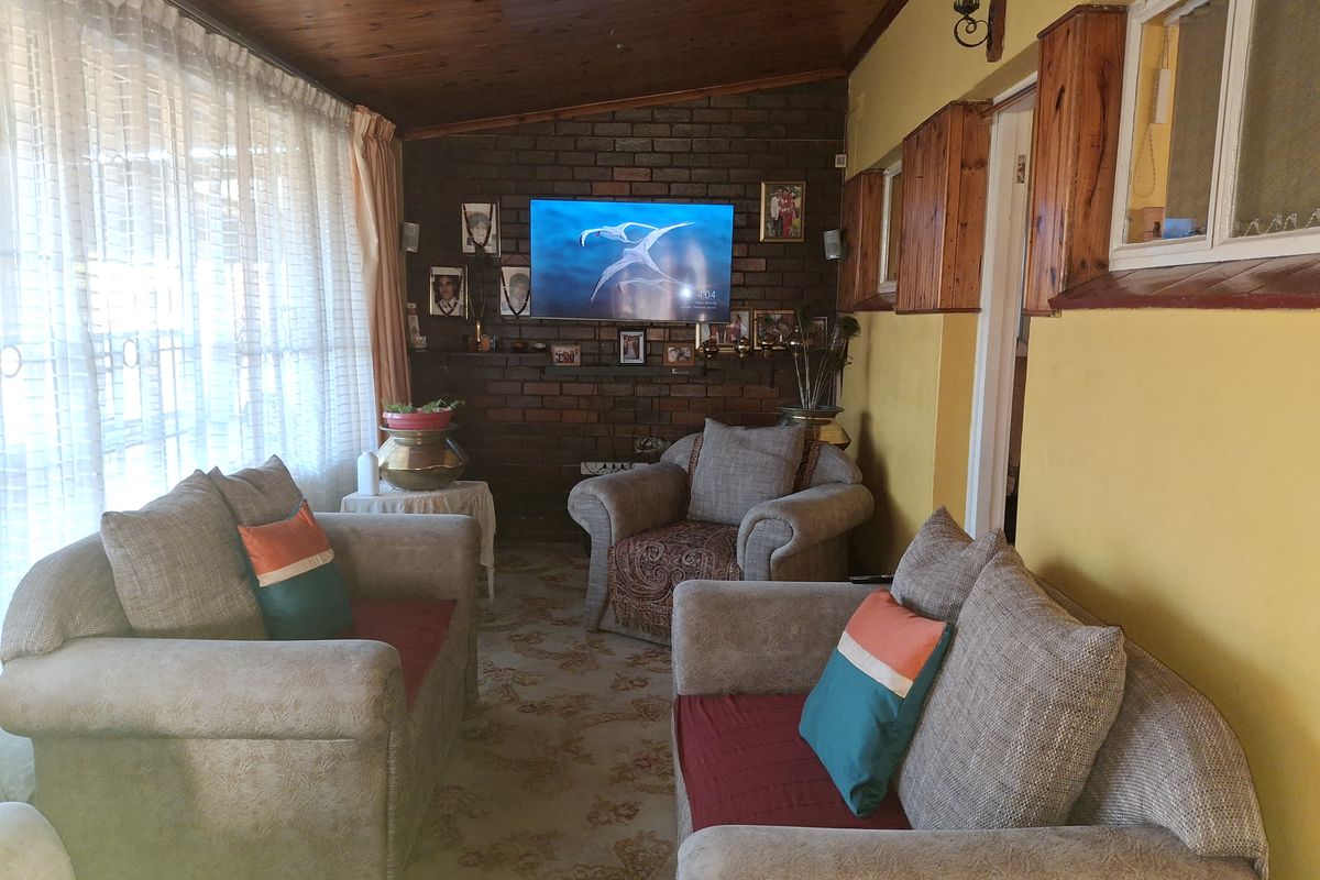 Charming Family home with Flatlet - Photo 4