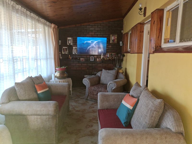 Charming Family home with Flatlet - Photo 4