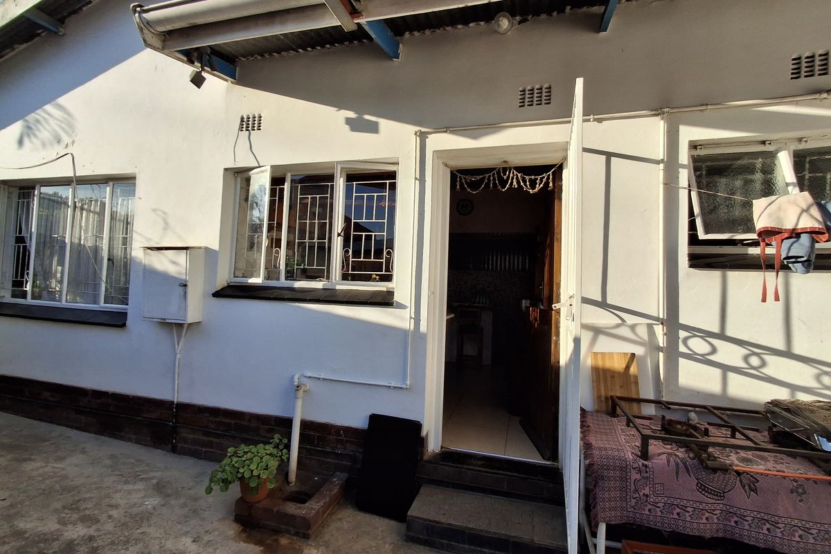 Charming Family home with Flatlet - Photo 2