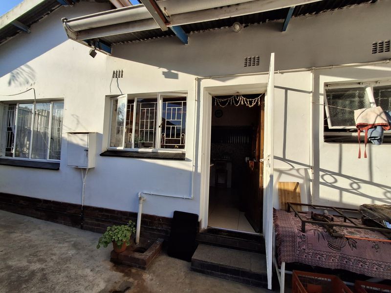 Charming Family home with Flatlet - Photo 2