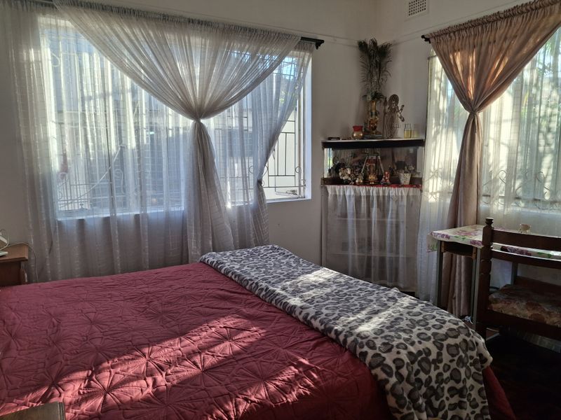 Charming Family home with Flatlet - Photo 10
