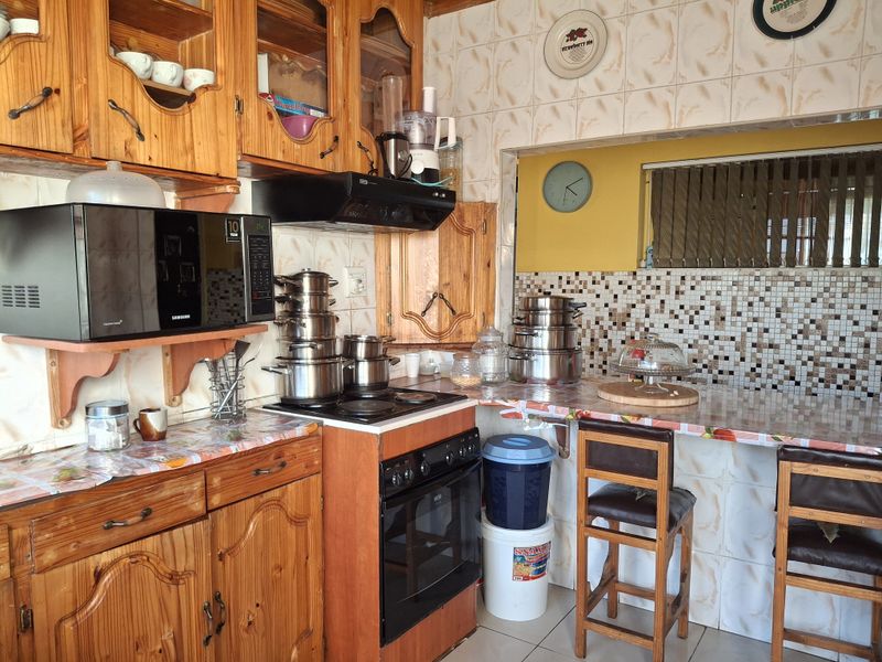 Charming Family home with Flatlet - Photo 9