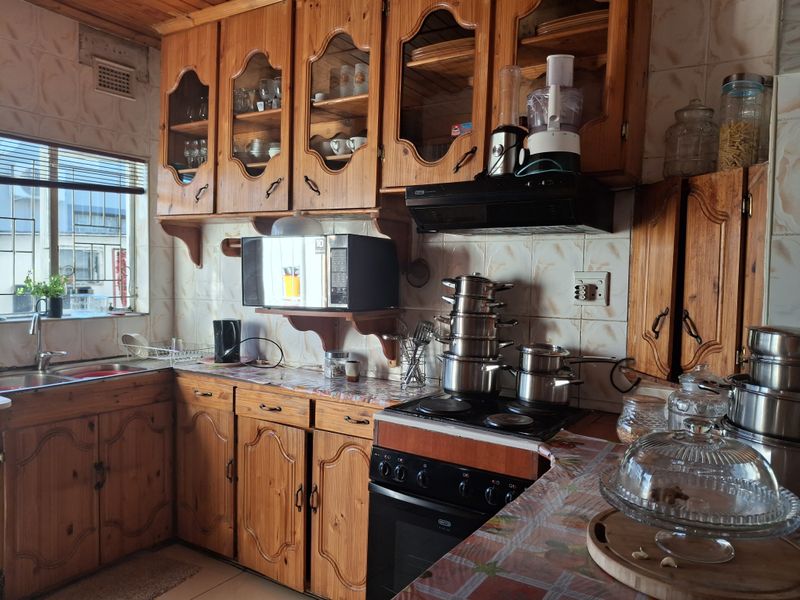 Charming Family home with Flatlet - Photo 8