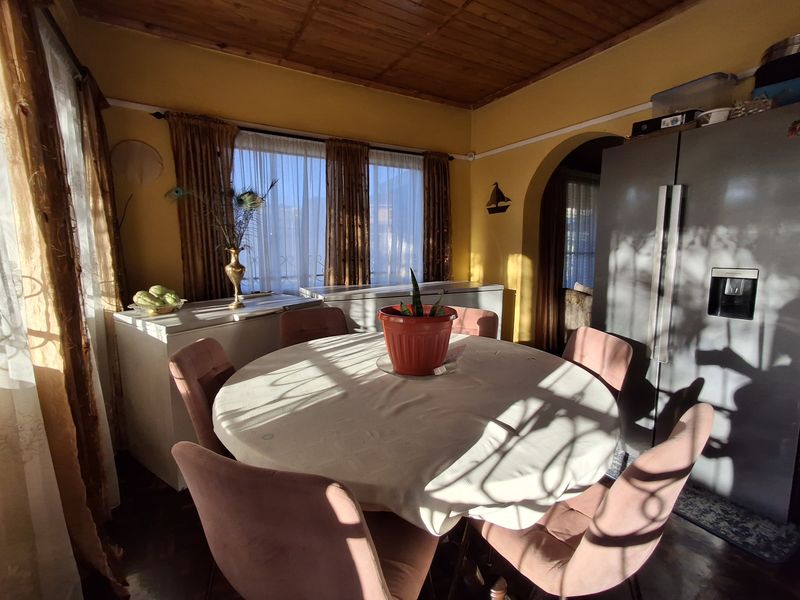 Charming Family home with Flatlet - Photo 7