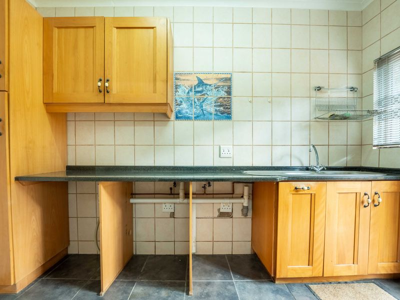 Immaculate Family Home with Stunning Sea Views & Exceptional Features - Photo 5