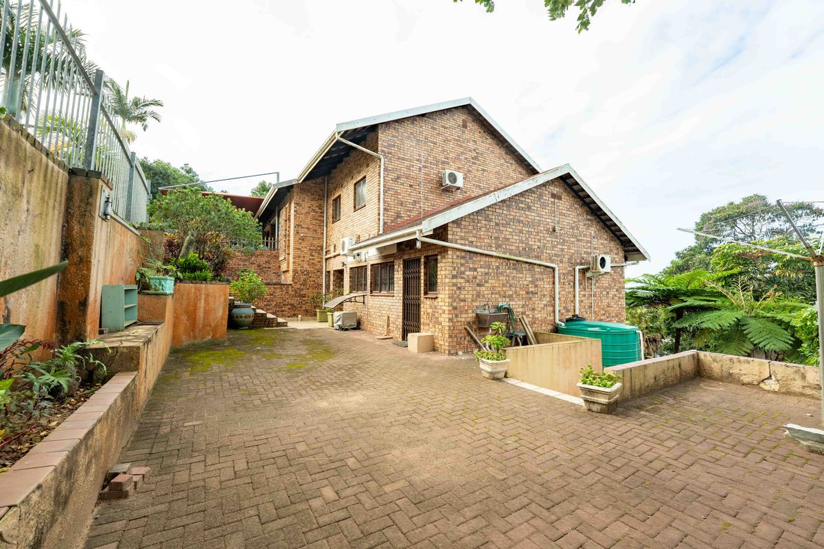 Immaculate Family Home with Stunning Sea Views & Exceptional Features - Photo 2