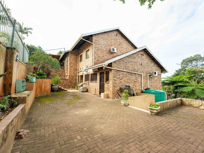 Immaculate Family Home with Stunning Sea Views & Exceptional Features - Photo 2