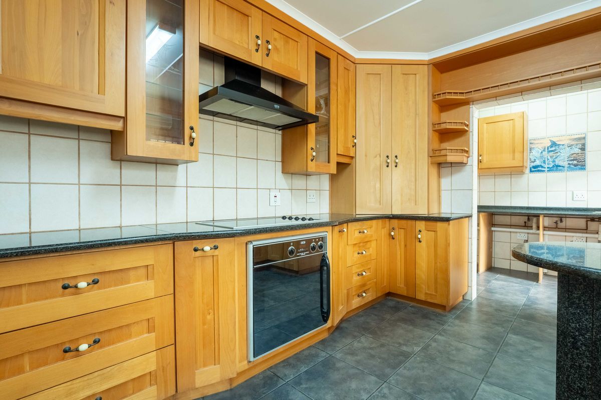 Immaculate Family Home with Stunning Sea Views & Exceptional Features - Photo 3