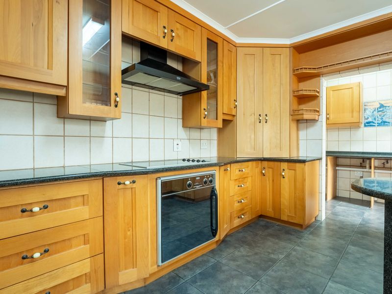 Immaculate Family Home with Stunning Sea Views & Exceptional Features - Photo 3