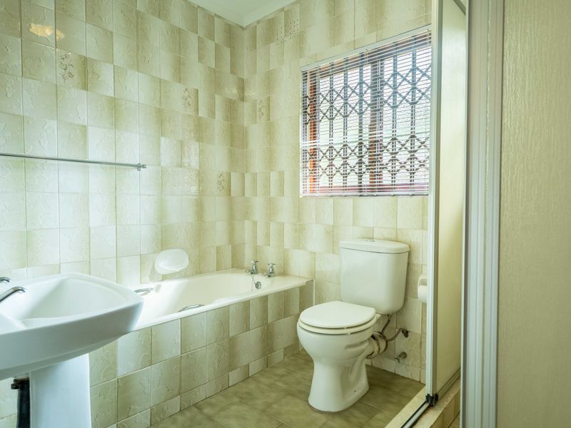 Immaculate Family Home with Stunning Sea Views & Exceptional Features - Photo 9