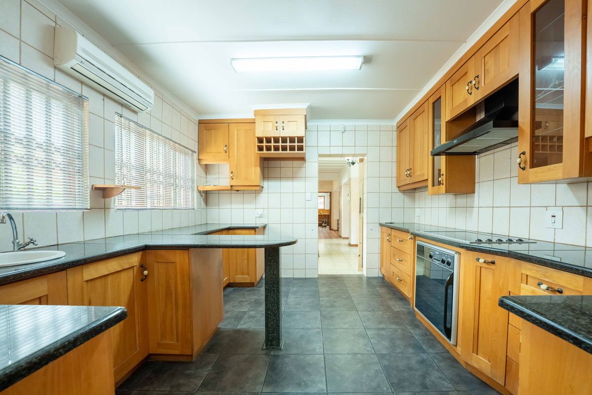 Immaculate Family Home with Stunning Sea Views & Exceptional Features - Photo 4