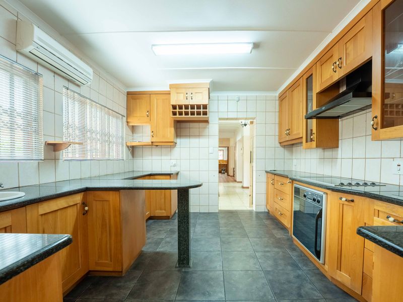 Immaculate Family Home with Stunning Sea Views & Exceptional Features - Photo 4