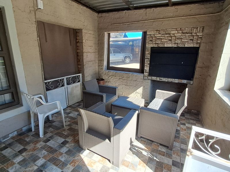 Elegant Double-Story Home Offering Space, Comfort & Style - Photo 3