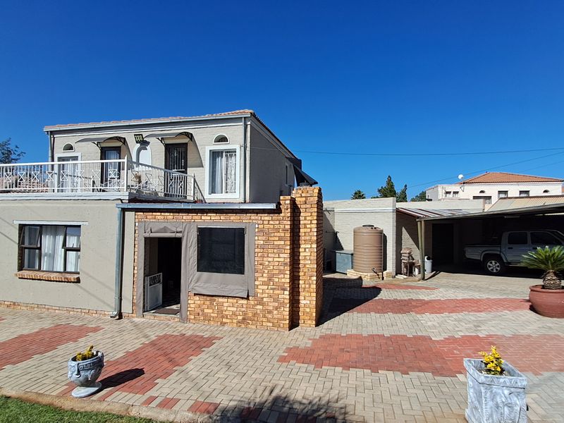 Elegant Double-Story Home Offering Space, Comfort & Style - Photo 2