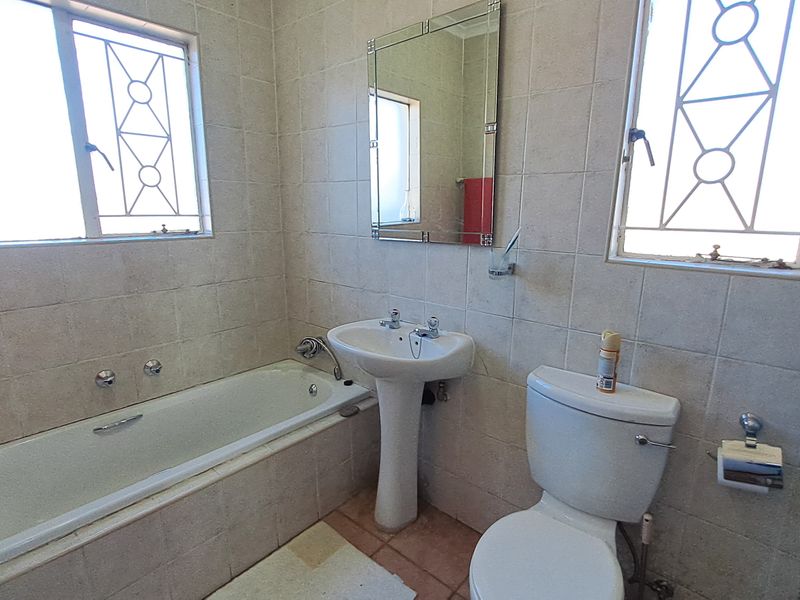 Elegant Double-Story Home Offering Space, Comfort & Style - Photo 9