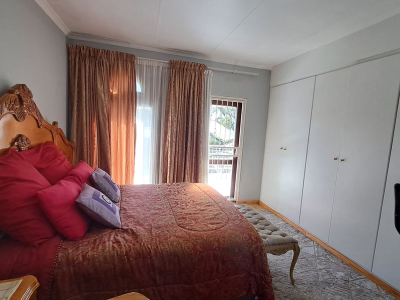 Elegant Double-Story Home Offering Space, Comfort & Style - Photo 8