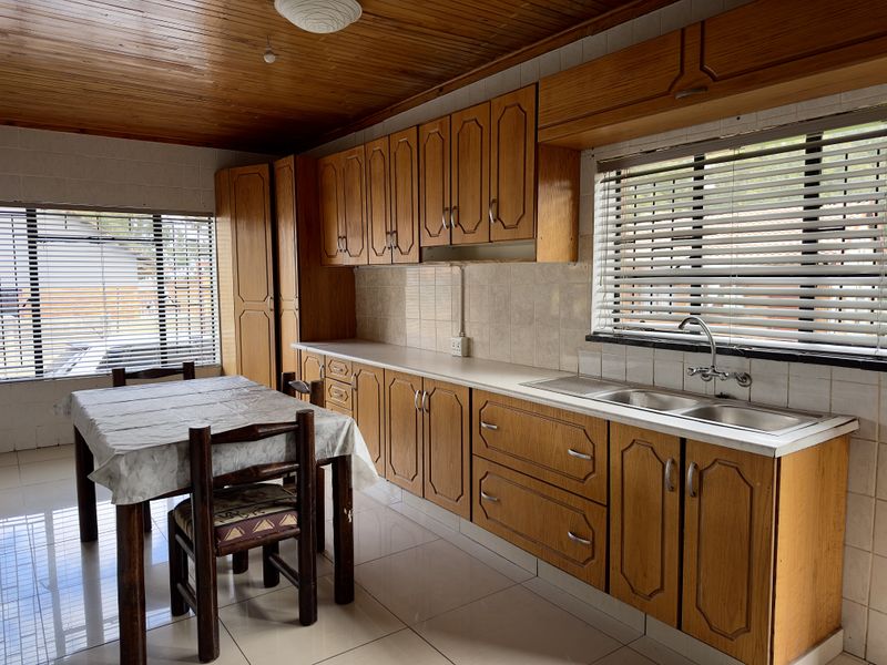 Spacious 3-Bedroom Home with Modern Security. - Photo 2