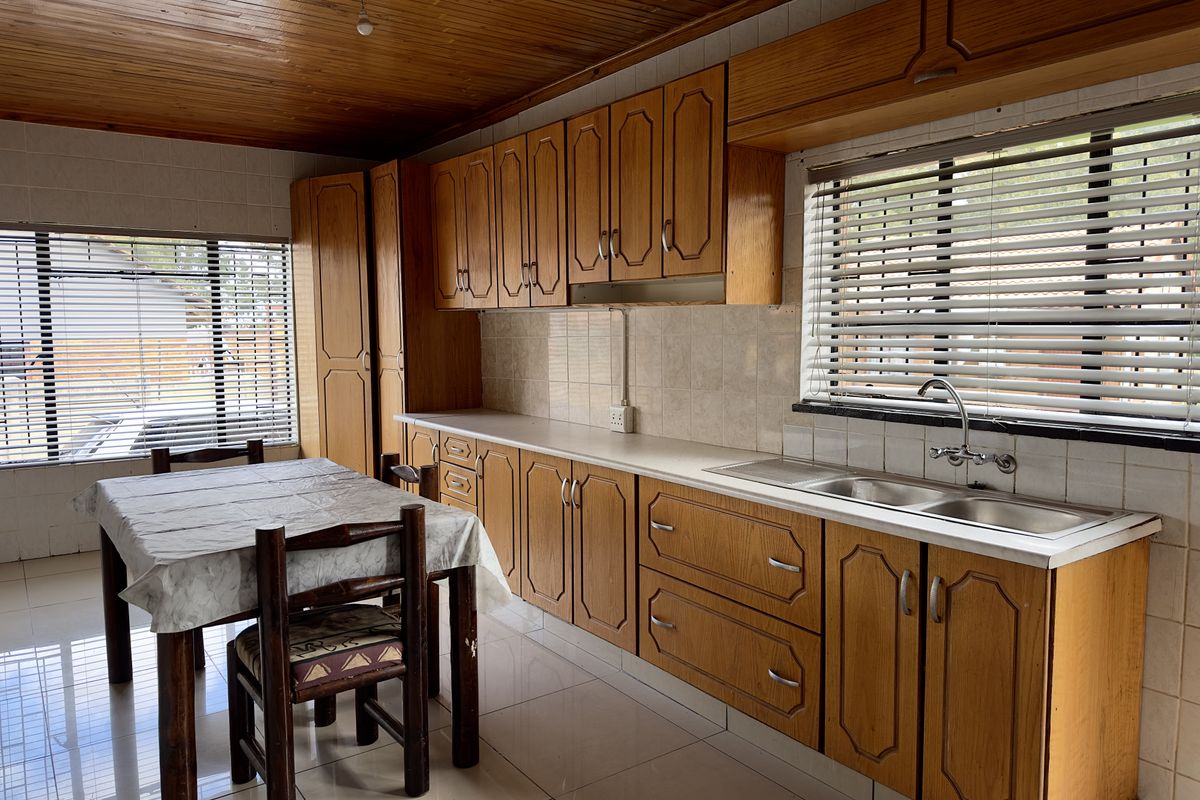 Spacious 3-Bedroom Home with Modern Security. - Photo 2